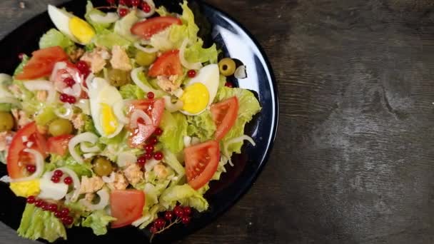 Ton Balıklı Marul Salatası Haşlanmış Yumurta Siyah Tabakta Sebze — Stok video