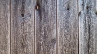 Kabaca tutulmuş tahtalardan yapılmış eski ahşap kapılar.