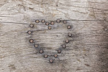 Doğal meşe ağacının tahtası zamanla karardı. Tırnakları kalp şeklindeydi. Kafaları kalp şeklindeydi.