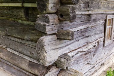 Ortaçağ binasının dış köşesinde tahta kütüklerden yapılmış duvarlar kilit altında.