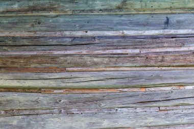 Ortaçağ binasının ahşap odunlardan yapılmış dış duvarının bir parçası kısmen bulutlu havada çürümüş. 