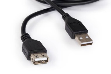 Beyaz arkaplanda uzantılı kablo kenarlarında Standard-A 'nın USB tıpası ve alıcısı, seçici odak noktasında yakın plan görüntüsü