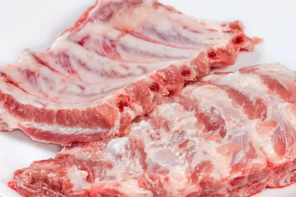 Deux Morceaux Côtes Porc Crues Sur Plat Blanc Fragmenter Gros — Photo