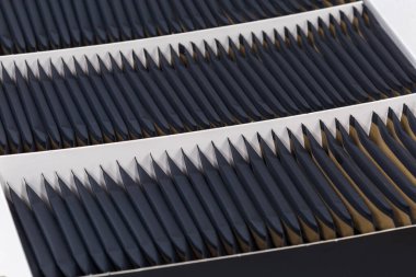 Siyah çay poşetlerinin olduğu karton kutuyu küçük siyah paketlerde aç, seçici odak noktasında parçayı kapat