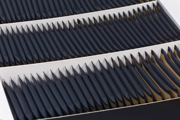 Siyah çay poşetlerinin olduğu karton kutuyu küçük siyah paketlerde aç, seçici odak noktasında parçayı kapat