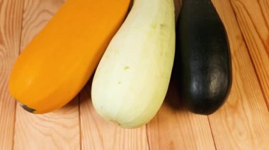 Çiğ varisli kabak ve kırsal masada ilikler, üst görünüm.