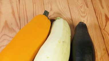 Çiğ varisli kabak ve kırsal masada ilikler, üst görünüm.