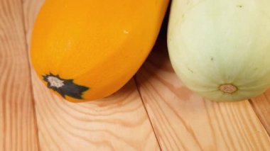 Çiğ varisli kabak ve kırsal masadaki ilikler yakın plan.