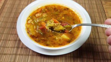 Bambu hasırının üzerinde kırmızı sebze çorbası.