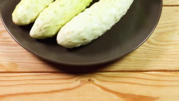 Concombres Blancs Fraîchement Récoltés Sur Plat Brun Sur Table Rustique — Video