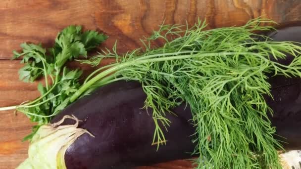 Más Zöldségekkel Párolt Padlizsán Hozzávalók Rusztikus Asztalon — Stock videók