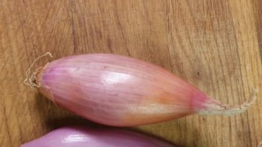 Kesme tahtasında tam ve yarım soğan, üst görünüm.