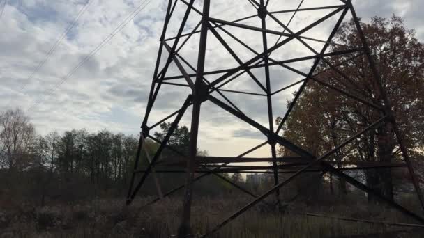 Turnul Transmisie Din Oțel Linie Putere Deasupra Capului Împotriva Cerului — Videoclip de stoc