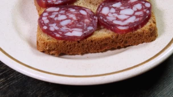 Открытый Сэндвич Ломтиками Сосисок Блюдце — стоковое видео