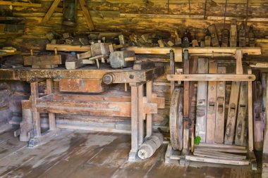 Eski marangozluk atölyesinde eski ahşap işleme tezgahları ve farklı marangozluk aletleri