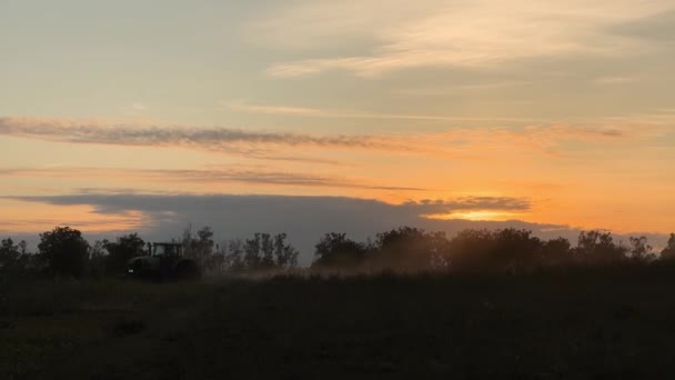 Lahan Pertanian Dengan Traktor Tanah Budidaya Terhadap Langit Saat Matahari — Stok Video