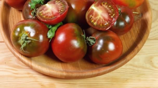 Entero Mitades Tomates Kumato Plato Madera — Vídeo de stock