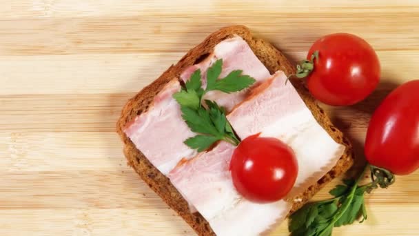 Offenes Sandwich Mit Geräuchertem Schweinebauch Und Kirschtomaten — Stockvideo