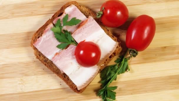 Sandwich Abierto Con Vientre Cerdo Ahumado Hervido Tomates Cherry — Vídeos de Stock