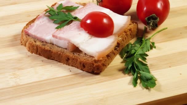 Sandwich Abierto Con Vientre Cerdo Ahumado Hervido Tomates Cherry — Vídeo de stock