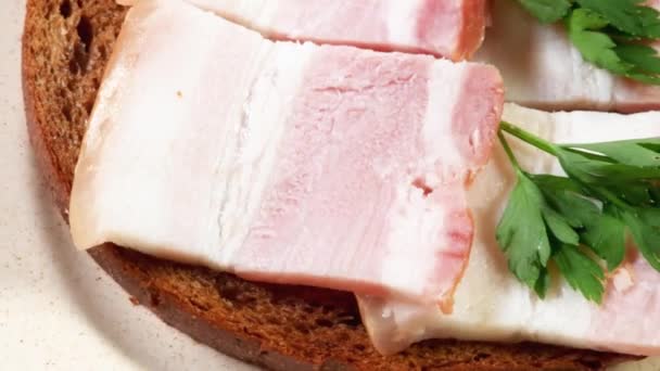 Open Sandwich Met Gekookt Gerookt Varkensvlees Buikschijfjes Schotel — Stockvideo