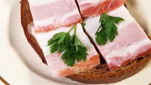 Открытый Сэндвич Вареными Ломтиками Свинины Тарелке — стоковое видео