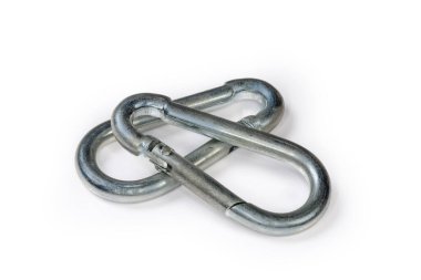 Beyaz arka planda korozyon önleyici kaplama ile kilidi olmayan iki küçük çelik kanca.