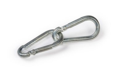 Beyaz arka planda korozyon önleyici kaplama ile kilidi olmayan iki küçük çelik kanca.