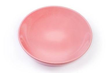 Beyaz arka planda yemek ve yemek servisi için boş seramik pembe derin tabak