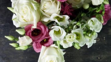 Çok renkli güllerin buketi ve beyaz Eustoma, üst manzara.