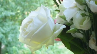 Bulanık arka planda beyaz gül ve çiçek buketi