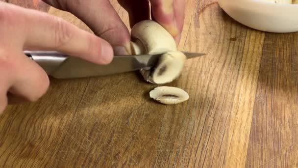 Κουμπί Μανιτάρι Κατά Τον Τεμαχισμό Μαχαίρι Κουζίνας Ξύλο Κοπής — Αρχείο Βίντεο