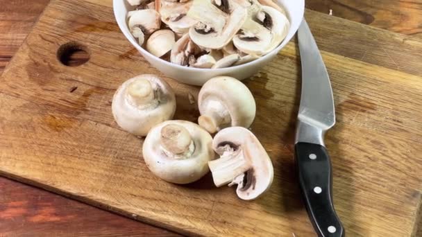 Funghi Coltello Cucina Parzialmente Tagliati Fette Sul Tagliere — Video Stock