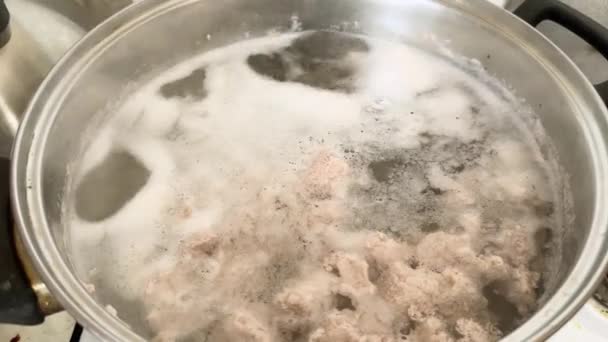 Vleesbouillon Met Bouillonschuim Tijdens Het Koken Pot — Stockvideo