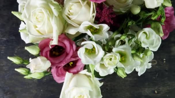Ramo Rosas Multicolores Eustoma Blanco Vista Superior — Vídeos de Stock
