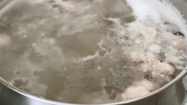 Bulion Mięsny Podczas Gotowania Garnku Zbliżenie — Wideo stockowe
