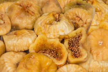 Kurumuş incir yığını ve yarım meyve tepesi, seçici odak noktasında yakın plan