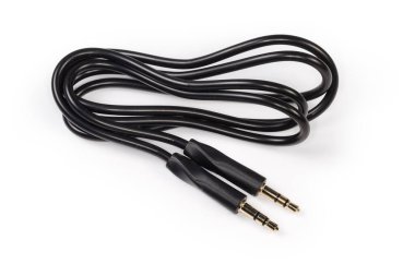 Yuvarlanmış siyah analog ses kablosu altın kaplama stereo konnektörlü mini kriko kenarlarda beyaz bir yüzey üzerinde uzanır.