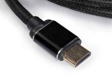 Kaliteli yüksek kaliteli bir HDMI kablosunun kenarında beyaz arka planda örülmüş, yakın plan kollu, tam boy HDMI konnektörü var.