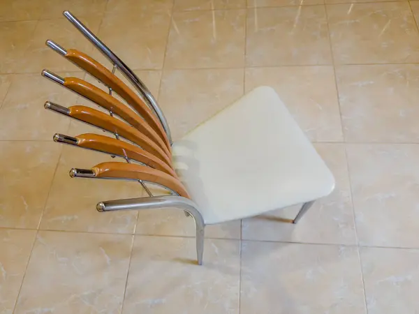Καρέκλα Μεταλλικά Πόδια Και Σκελετό Κάθισμα Παραγεμισμένο Λευκό Faux Leather — Φωτογραφία Αρχείου