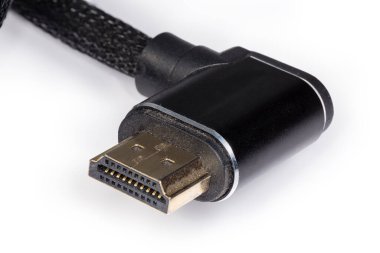 Kaliteli HDMI kablosunun ucunda, beyaz arka planda örülmüş, seçici odak noktasında yakın plan şeklinde, tam boyutlu L-biçimli HDMI kablosu.