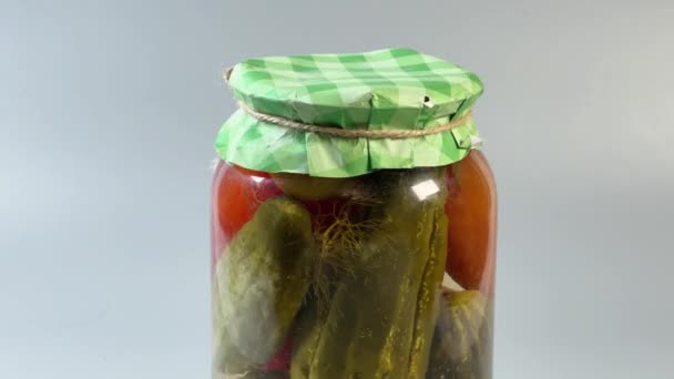 罐头黄瓜 西红柿放在罐子里 灰色背景 — 图库视频影像