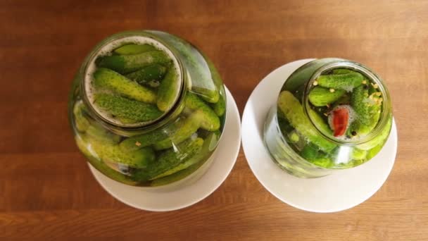 在两个不同的罐子里快速腌制黄瓜 顶部视图 — 图库视频影像