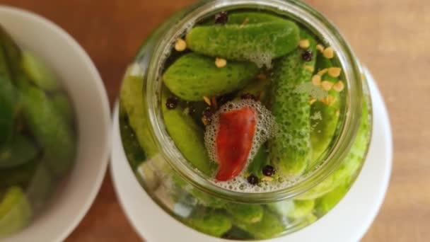Snel Ingemaakte Komkommers Twee Potten Bovenaanzicht Close — Stockvideo