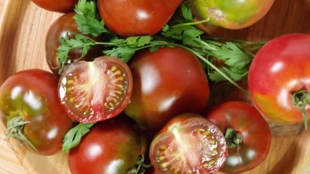 Całe Połówki Pomidorów Kumato Drewnianym Naczyniu — Wideo stockowe