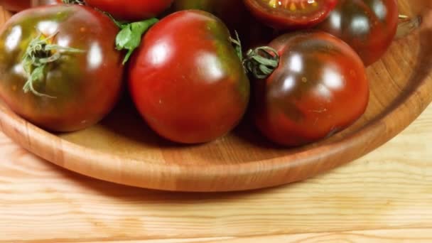 Entero Mitades Tomates Kumato Plato Madera — Vídeo de stock