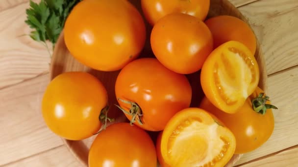 Hela Och Halva Gula Tomater Träskålen — Stockvideo