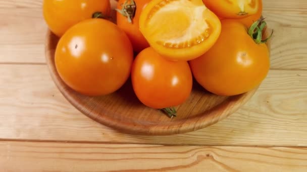 Hela Och Halva Gula Tomater Träskålen — Stockvideo
