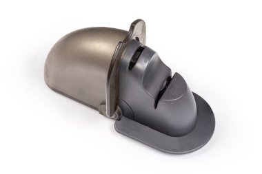 Kullanılan manuel mutfak birleştirilmiş broş silindiri bileyicisi, beyaz arka planda makas için çekiş keskinleştirici ile birlikte.