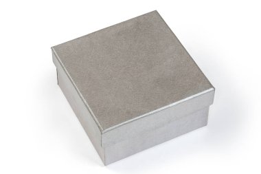 Beyaz arkaplan üzerinde kapalı kapaklı küçük kare karton kutu gümüş rengi